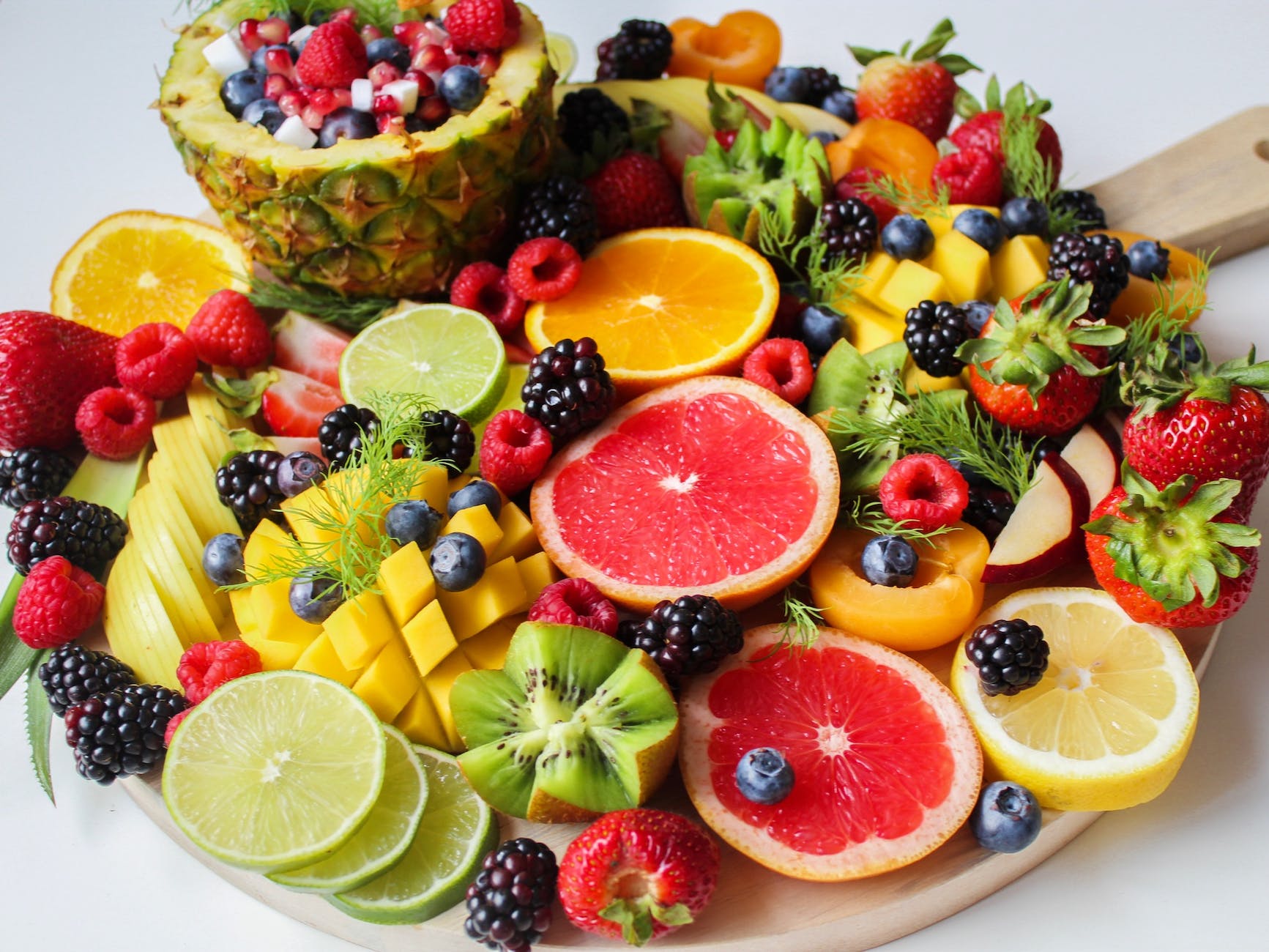 comer sliced fruits on tray