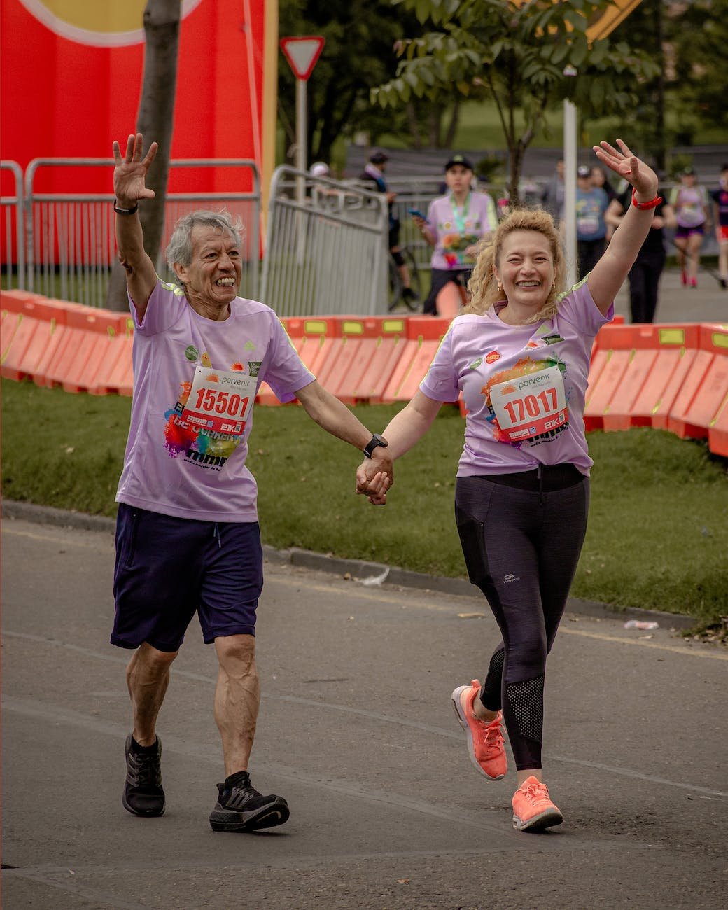 10 puntos clave sobre consejos de entrenamiento para corredores mayores de 40 años 1 runners waving their hands and smiling