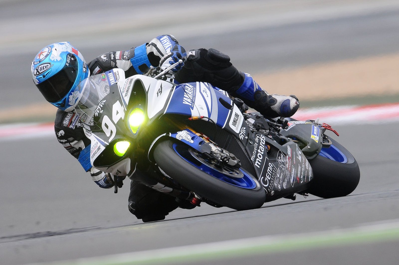 Cómo Potenciar tu Rendimiento en Moto: Mejora Física Integral para Motoristas Apasionados 1 sports bike rider in action