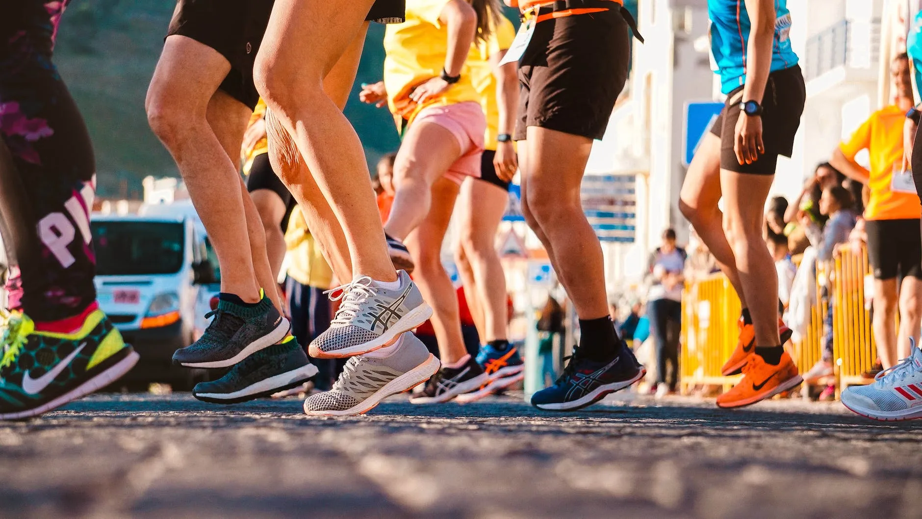 ¿Quieres bajar de 30 minutos en una carrera de 5 km? 4 people wearing running shoes